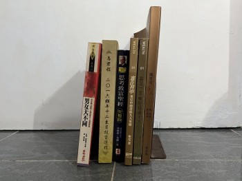 各類書本 ($10一本，$40五本)