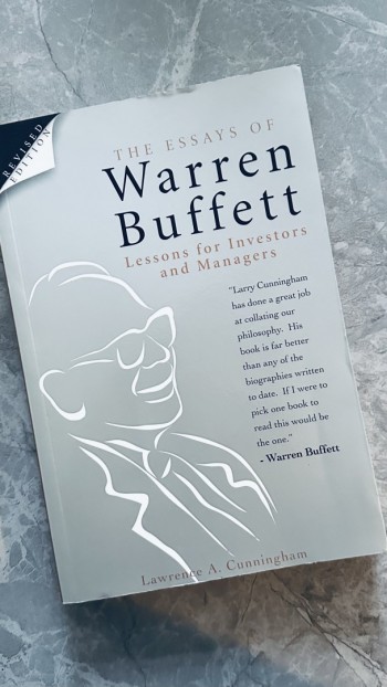 The essays of Warren Buffett Lessons for Investors