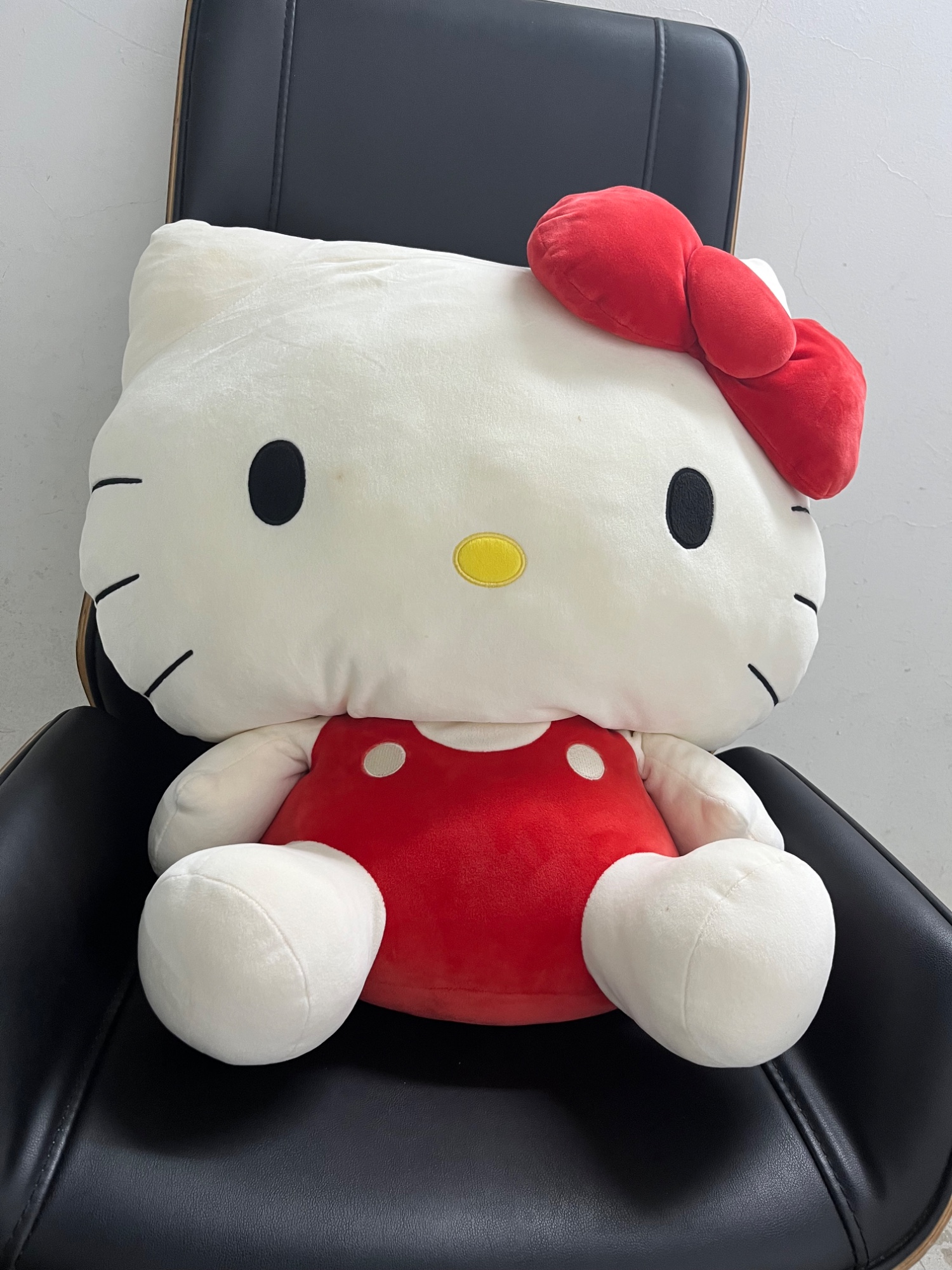 Hello Kitty 巨型毛絨公仔
