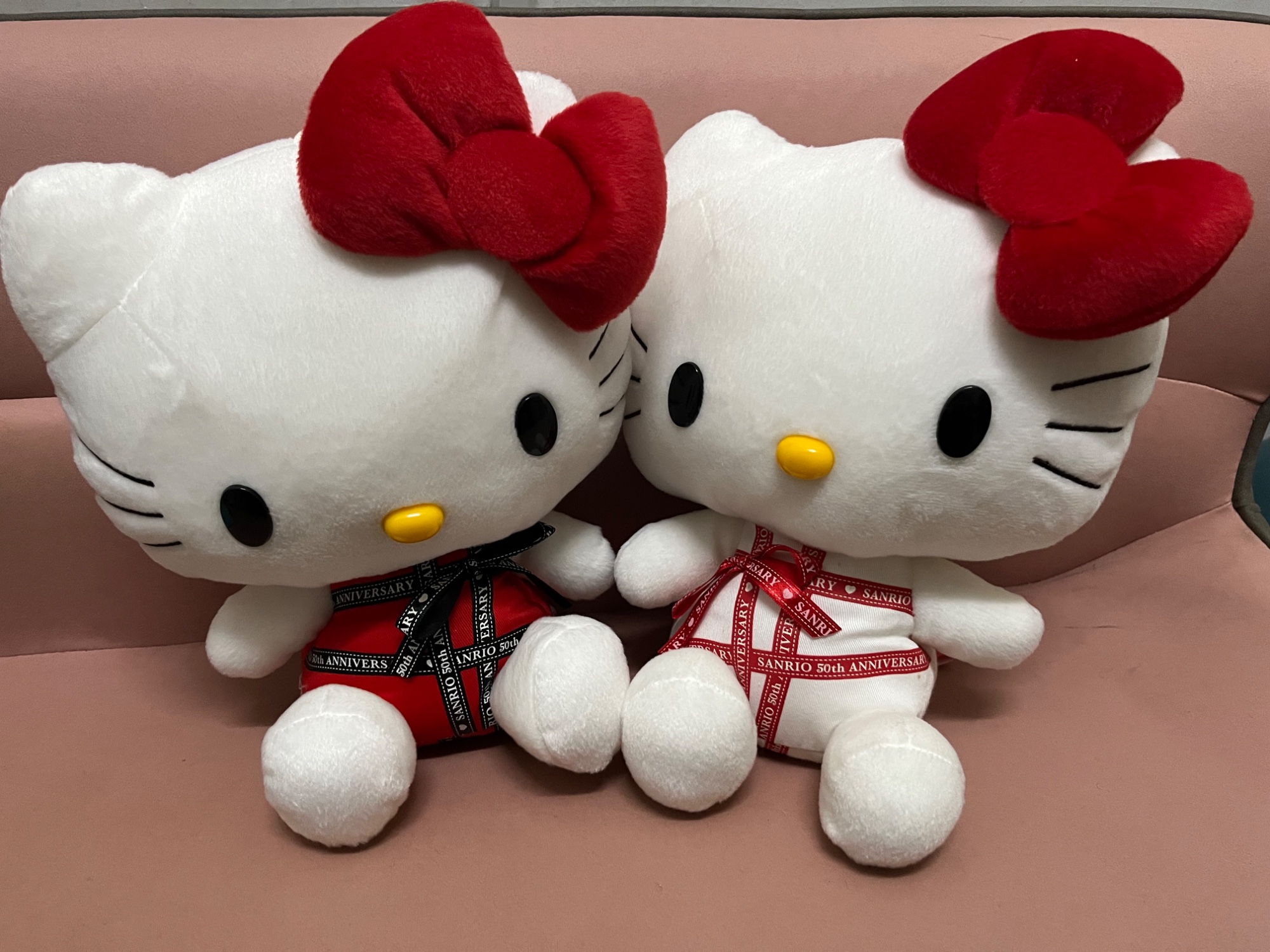 Hello Kitty 50週年紀念版毛絨公仔