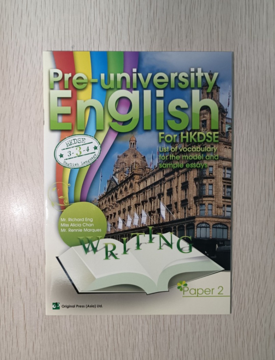 Pre-university English For HKDSE ( Writing ) ( Paper 2 ) & Pre-university English For HKDSE：List of vocabulary for the model and sample essays ( 合共 2 本 )