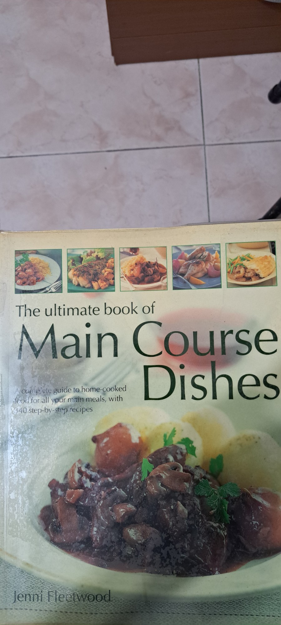 主菜食譜書《The Ultimate Book of Main Course Dishes》